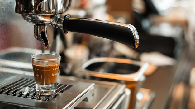 Schwarzer Kaffee mit Milch auf einer Kaffeemaschine