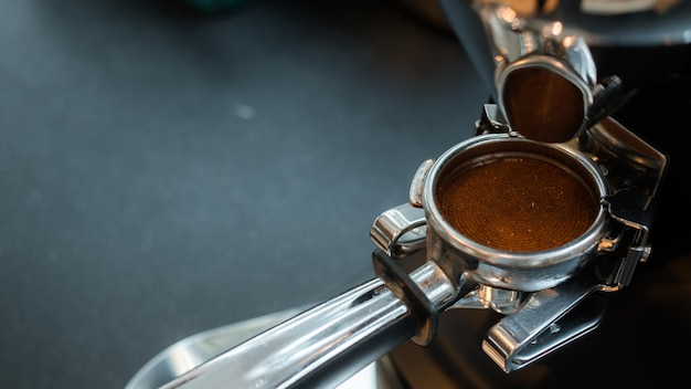 schwarzer Kaffee mit Milch auf einer Kaffeemaschine