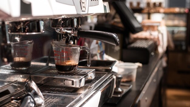 schwarzer Kaffee morgens auf der Kaffeemaschine