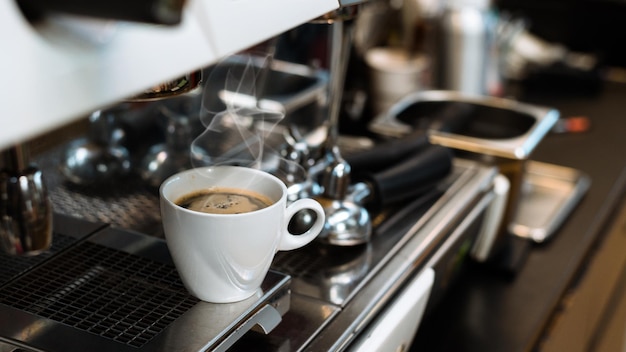 schwarzer Kaffee morgens auf der Kaffeemaschine