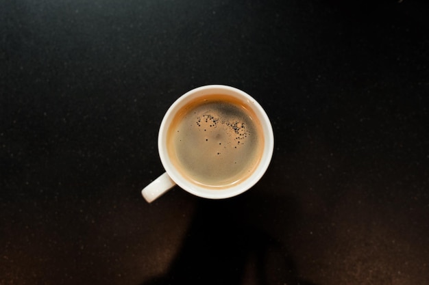 schwarzer kaffee morgens auf kaffeemaschine