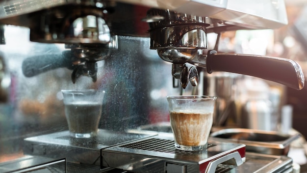 schwarzer kaffee morgens auf kaffeemaschine