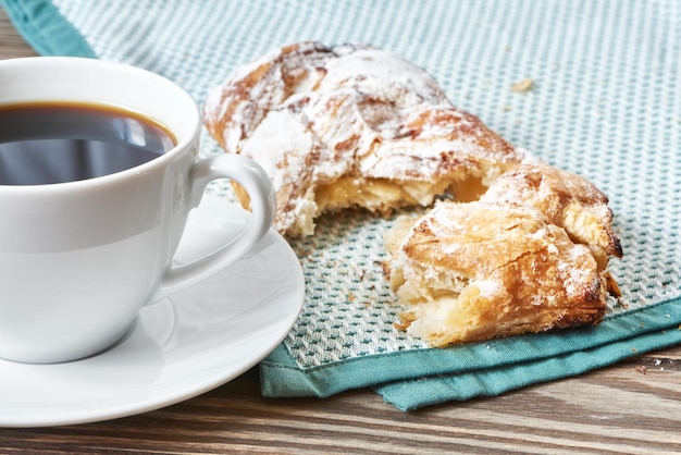 Schwarzer Kaffee und Brioche