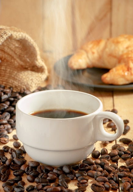 schwarzer Kaffee und Croissant für Kaffeepause