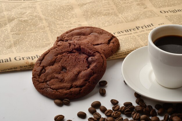 Schwarzer Kaffee und Schokoladenkekse