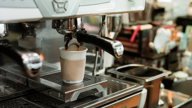 Schwarzer Kaffeemorgen auf Kaffeemaschine