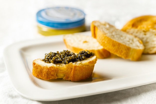 Schwarzer Kaviar auf Toast