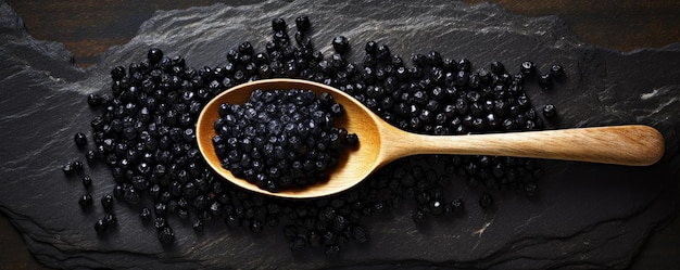 Schwarzer Kaviar in einem Löffel auf dunklem Stein-Hintergrund Generativ ai