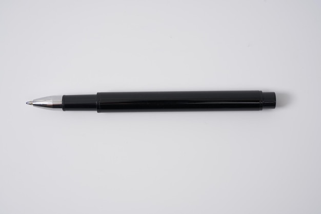 Schwarzer Kugelschreiber mit Kappe