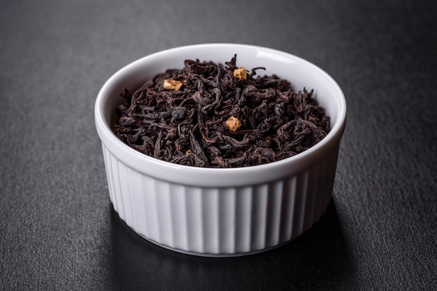 Schwarzer Largeleaf-Tee als Hintergrund Textur trockener schwarzer Teeblätter Dunkler Hintergrund