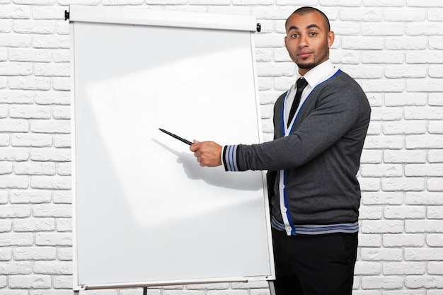 Schwarzer Mann, der auf whiteboard zeigt