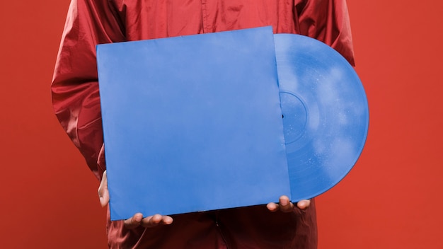 Foto schwarzer mann, der mit vinyls aufwirft