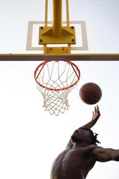 Schwarzer Mann spielt Basketball