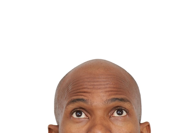 Schwarzer Mann Stirn und Denken auf Mockup Raum in Idee Gedächtnis oder Erinnerung auf einem weißen Studio-Hintergrund Nahaufnahme von isolierter afrikanischer männlicher Person schaut in Wunder Vision oder Gedanken für Frage