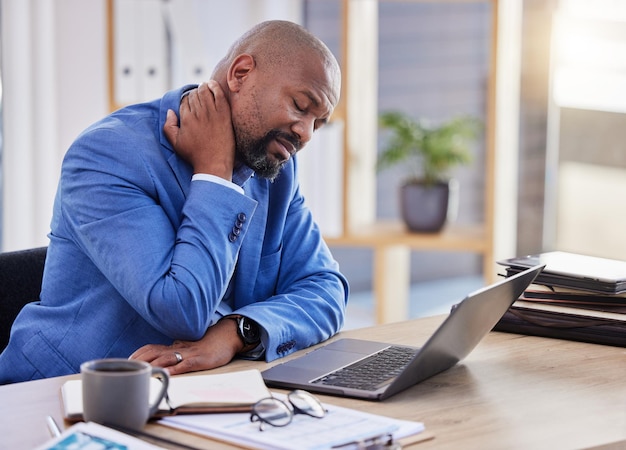 Schwarzer Mann Stress und müder Burnout mit Nackenschmerzen im Büro aufgrund schlechter Körperhaltung und unbequemem Stuhl Ermüdungsproblem oder frustrierter Arbeiter, der sich über Körperverletzungen oder Muskelrückenschmerzen bei der Arbeit ärgert