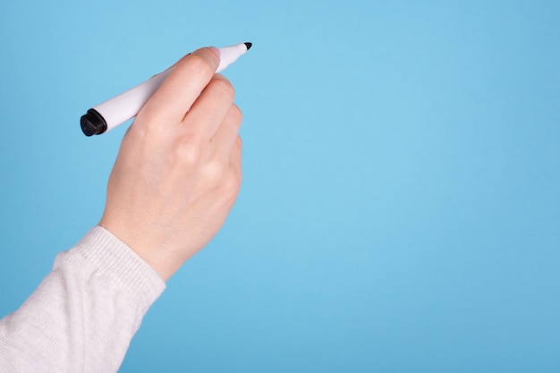 Schwarzer Marker in der Hand einer Frau