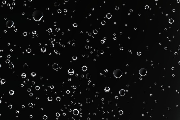 schwarzer nasser hintergrund / regentropfen zum überlagern auf fenster, konzept des herbstwetters, hintergrund von wassertropfen regen auf glas transparent