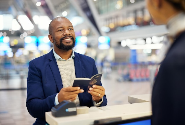 Schwarzer Pass und Flughafenschalter für Reisesicherheit und Identität für den globalen Transportdienst Afrikanische Geschäftsdokumente und Concierge für die Beratung zum internationalen Transport