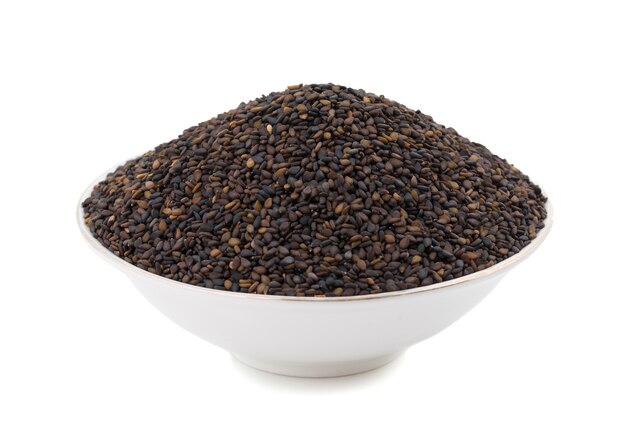 Schwarzer Samen des indischen Sesams auf weißem Hintergrund