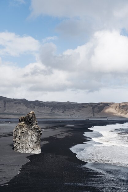 Schwarzer Sandstrand in Island Dyrhlaey Reynisfjara Strandfelsen und Klippen am Ozeanstrand ein beliebter