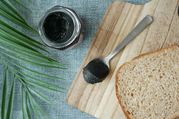 Schwarzer Sesamaufstrich auf einem Brot