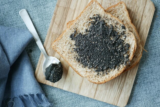 Schwarzer Sesamaufstrich auf einem Brot