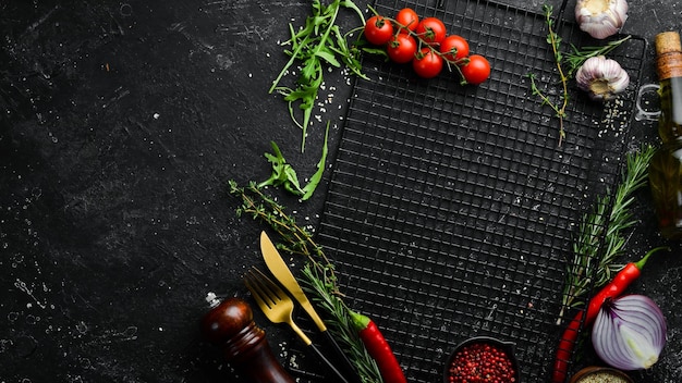 Schwarzer Stein Essen Hintergrund Gewürze Kräuter und Gemüse auf schwarzem Hintergrund Draufsicht Freier Platz für Ihren Text
