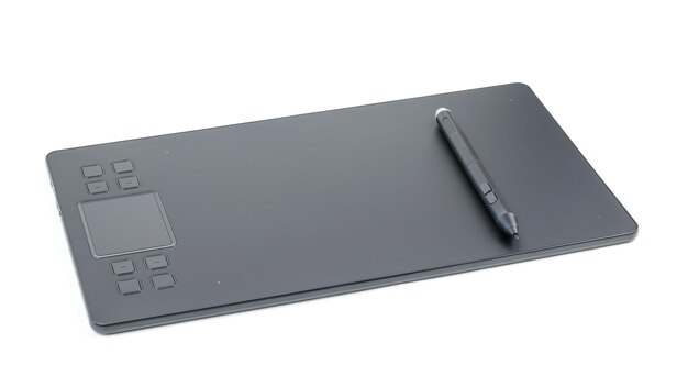 Schwarzer Stift auf einem schwarzen Grafiktablett isoliert auf weißem Hintergrund. Ein Gerät zum Arbeiten in Bildbearbeitungsprogrammen.