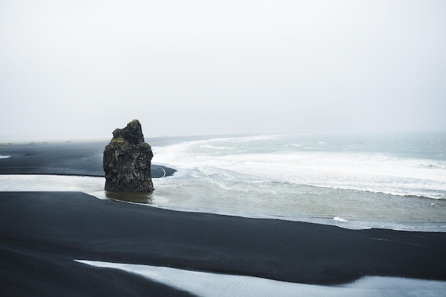 Schwarzer Strand von Reynisfjara und Atlantik, Vik, Island