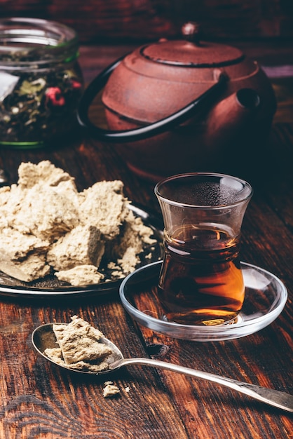 Schwarzer Tee in Armudu-Glas und Löffel Halva