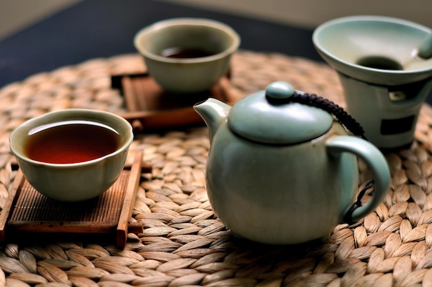 Schwarzer Tee in einer Tasse mit Teekanne