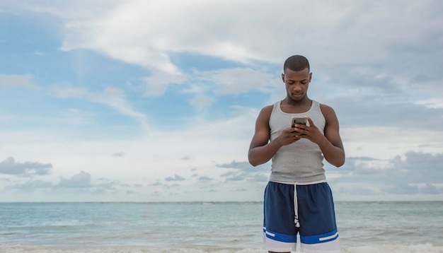 Schwarzer Tourist, der Videos auf dem Smartphone anschaut