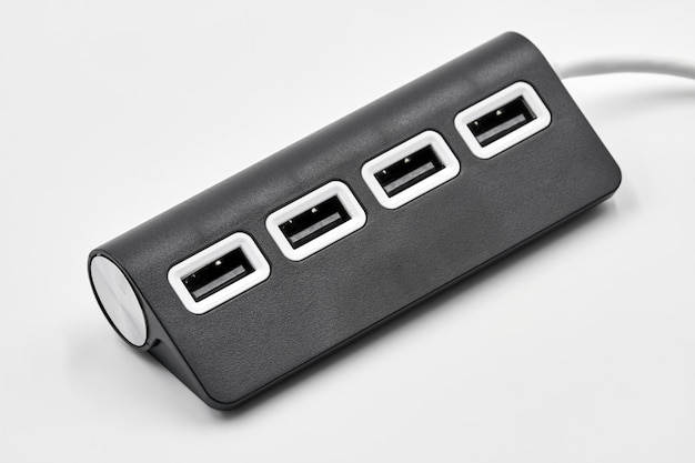 Schwarzer tragbarer USB-Hub für vier Anschlüsse