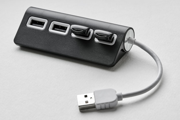 Schwarzer tragbarer usb-hub für vier verbindungen mit usb-sticks