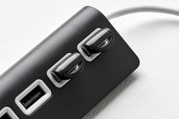 Schwarzer tragbarer USB-Hub für vier Verbindungen mit USB-Sticks