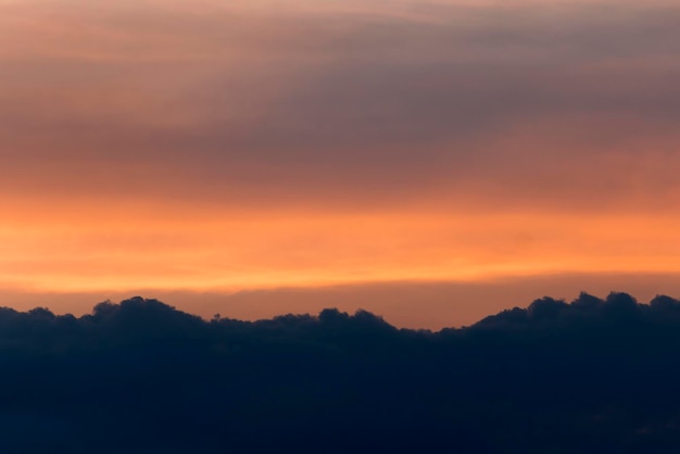 Schwarzer und orangefarbener Himmel bei Sonnenuntergang