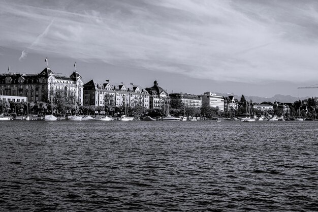 Foto schwarzer und weißer zürichsee am nachmittag