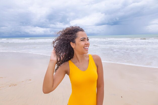 Schwarzes afroes junges nettes Mädchen lockiges Haar Bikinistrand afroamerikanische Sommerferien holidayxA