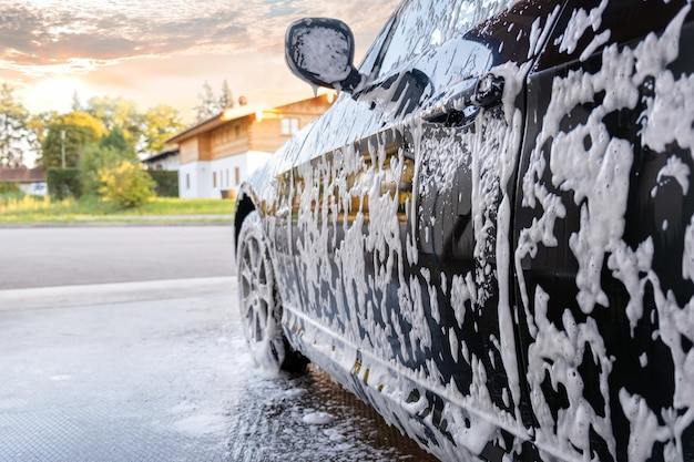 Schwarzes Auto mit Aktivschaum waschen