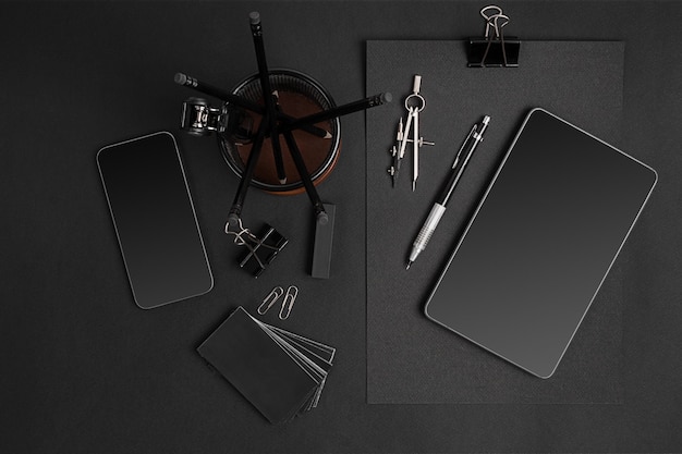 Schwarzes Branding MockUp mit Tablet und Smart