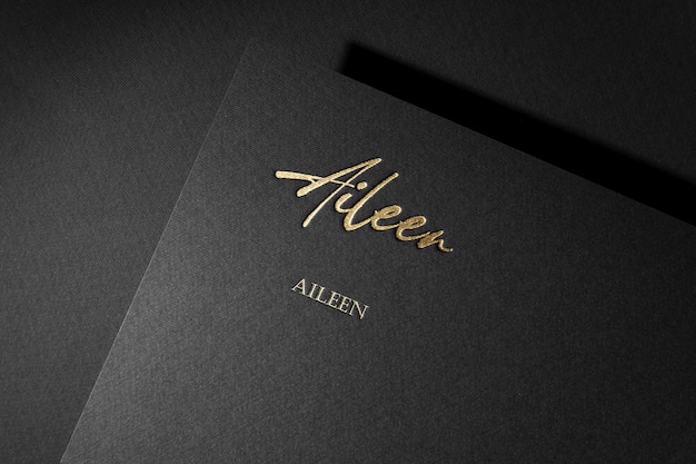 Schwarzes Buch mit goldenen Buchstaben, auf denen „Allen“ steht