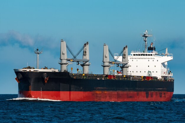 Schwarzes Bulkerschiff. Logistik- und Warentransporte