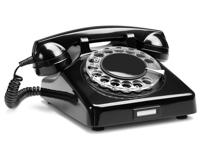 Foto schwarzes drehtelefon, isoliert auf weißem hintergrund