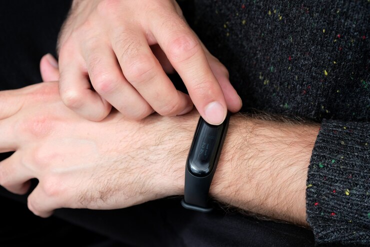 Schwarzes Fitness-Armband an der Handnahaufnahme des Mannes. moderne Geräte für Sport und Gesundheitswesen.