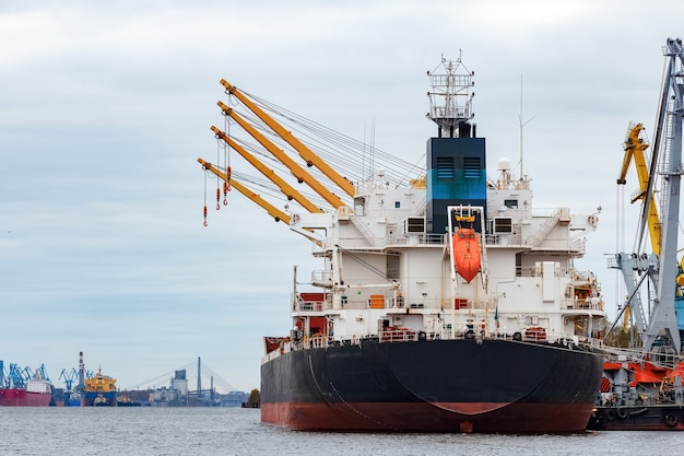 Schwarzes Frachtschiff beim Laden im Hafen von Riga