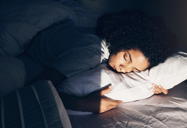 Schwarzes Frauenbett und Schlafen in der Nacht für Ruhe und Erholung oder Entspannung im Schlafzimmer zu Hause Person mit Kissen zum Träumen von Sicherheit oder für ruhigen Schlaf mit Nickerchen oder Komfort mit Bettdecke für Wellness