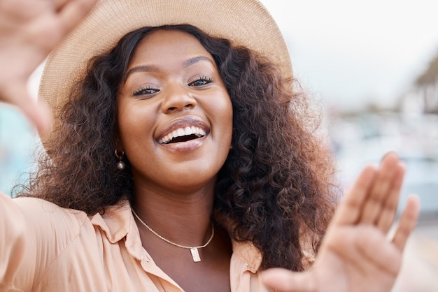 Schwarzes Frauenporträt, Lächeln und Reisehände für einen perfekten Tag im Sommerurlaub im Freien Gesicht einer glücklichen afrikanischen Reisenden, die mit einem Handrahmen für die Aufnahme oder Fotografie lächelt