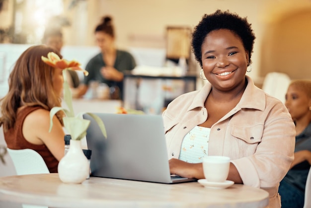 Schwarzes Frauenporträt und Laptop im Café der Fernarbeitsplanung freiberufliche Forschung oder Restaurant Glückliches weibliches Café und Computertechnologie im Internet-Blogging oder in sozialen Netzwerken online