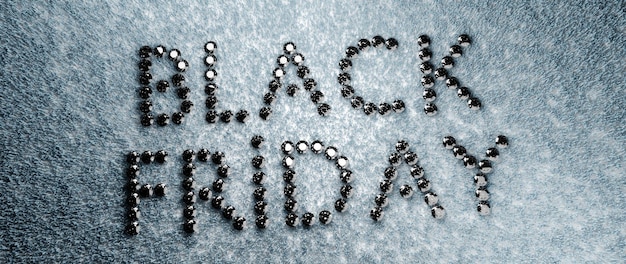 Schwarzes Freitag-Schild aus Diamantschmuck