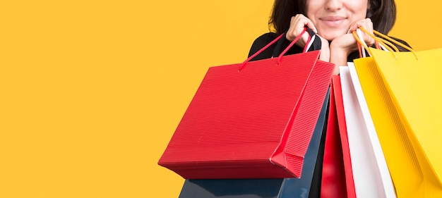Foto schwarzes freitagsmodell, das durch einkaufstaschen bedeckt wird